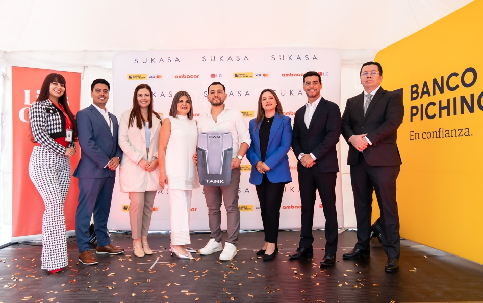 Mauro Barcia, ganador, recibiendo las llaves del Tank 500 Supreme Plus de manos de ejecutivos de Sukasa y empresas auspiciantes.