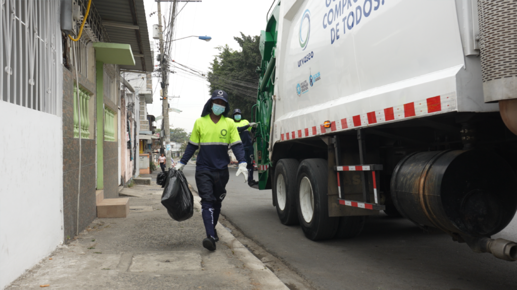 Consorcio Urvaseo durante la época invernal promueve la correcta disposición de desechos en Guayaquil
