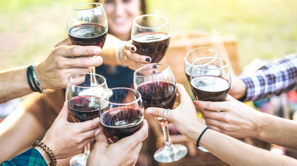 Copa de vino tinto asociada al efecto del vino tinto en la salud y el estilo mediterráneo