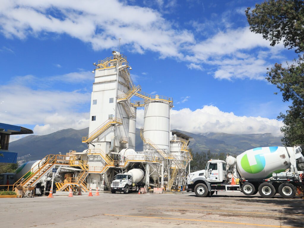 Infografía técnica sobre los hitos de construcción sostenible en Ecuador y metas de descarbonización industrial.