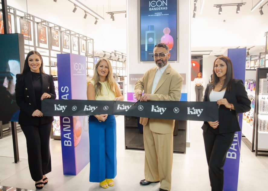 Fachada exterior de la tienda de belleza en Guayaquil KAY Cosmetics en Mall del Sol con productos cosméticos en exhibición