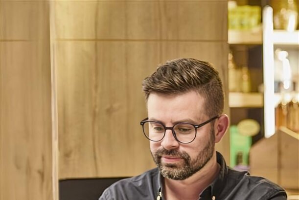 Persona realizando pago del impuesto predial 2026 Ecuador mediante banca móvil de Banco Internacional en smartphone