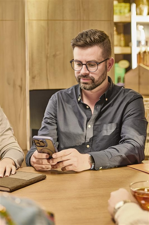 Persona realizando pago del impuesto predial 2026 Ecuador mediante banca móvil de Banco Internacional en smartphone