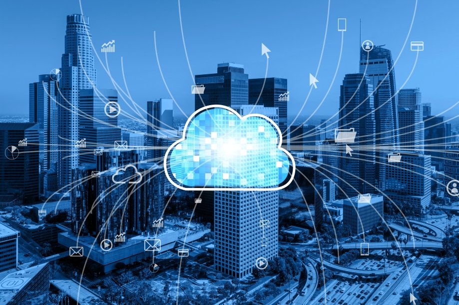 Empresaria ecuatoriana usando sistemas contables en la nube en Ecuador en computadora portátil con gráficos financieros