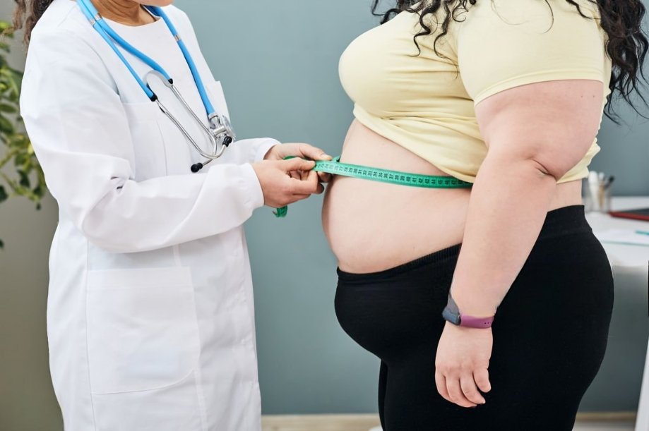 Médico explicando tratamiento de la diabetes tipo 2 con la obesidad usando semaglutida en consulta médica Ecuador
