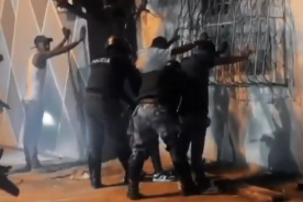 Operativo Apolo 4 ejecutado por la Policía en Guayaquil con presencia de patrulleros y agentes armados