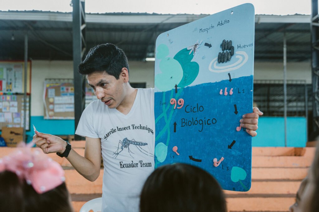 USFQ socializa la Técnica del Insecto Estéril en Galápagos junto a la comunidad de Bellavista