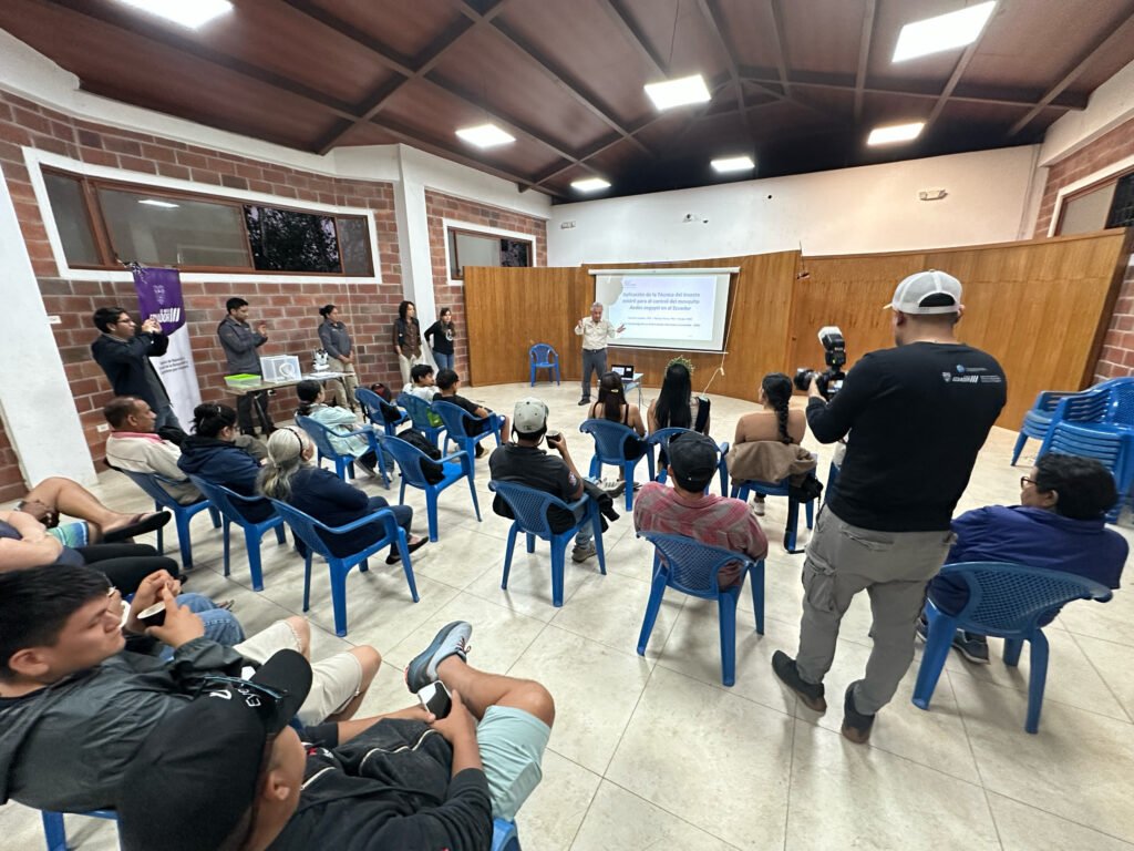 USFQ socializa la Técnica del Insecto Estéril en Galápagos junto a la comunidad de Bellavista