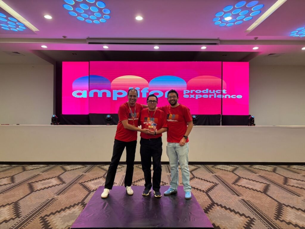 Pie de foto: De Izquierda a derecha: Luis Ortega, LATAM Head of Retail Excellence; Darwin Álvarez, Clúster Country Manager Ecuador, Colombia y Panamá y Patricio Dávila, Human Resources Business Partner.