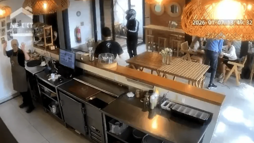 Robo cafetería Cumbayá quedó registrado en video. Delincuentes armados asaltaron un local de una influencer en Quito.