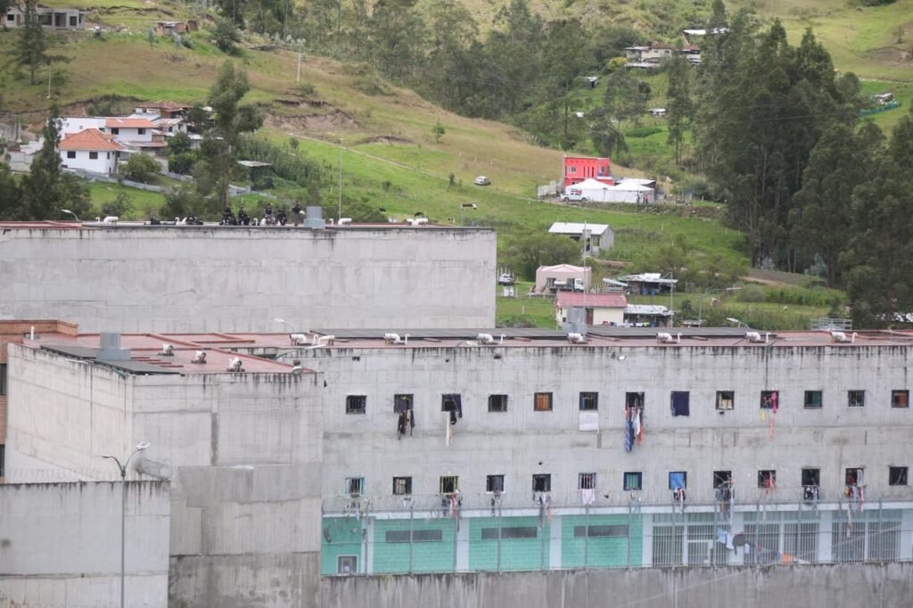 Armas en cárcel de Turi decomisadas por la Policía durante operativo de control en el centro penitenciario de Cuenca