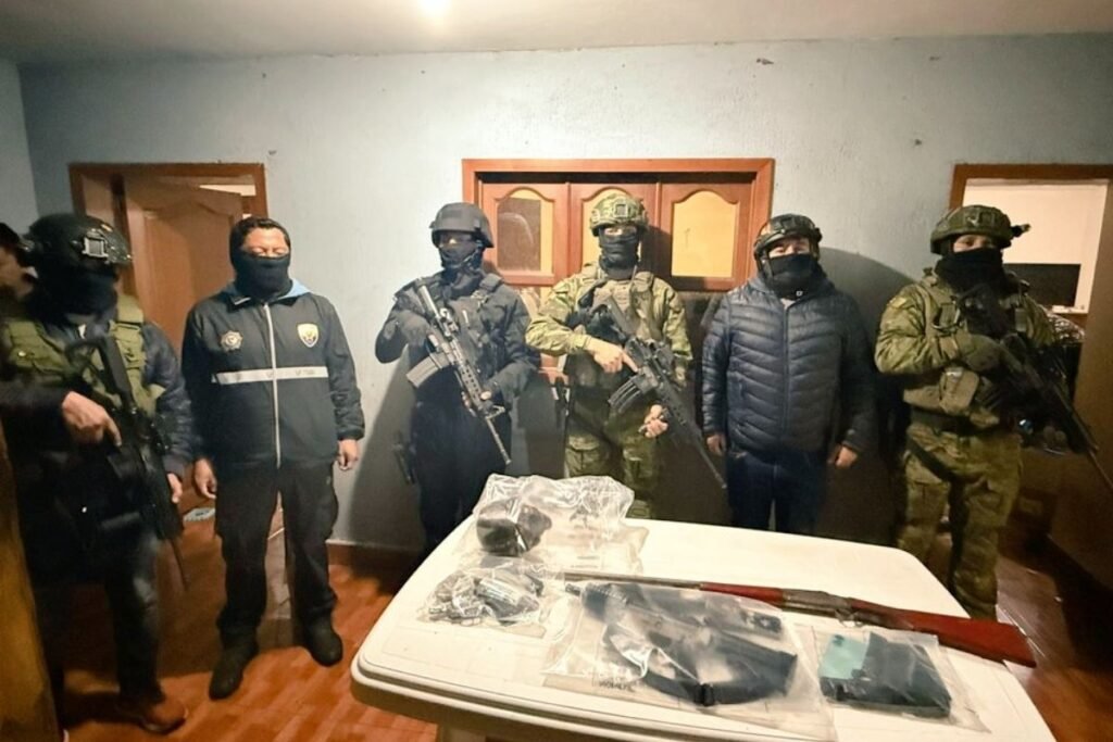 Ejército halla cráneo humano y armamento en operativo en Carchi
