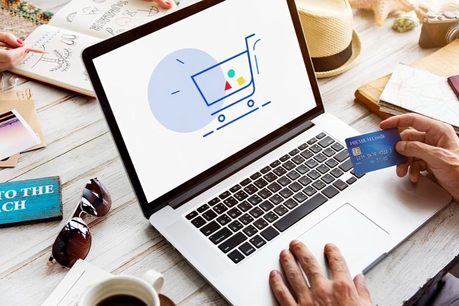 Persona realizando compras por aplicaciones móviles en Ecuador desde smartphone con productos de consumo masivo