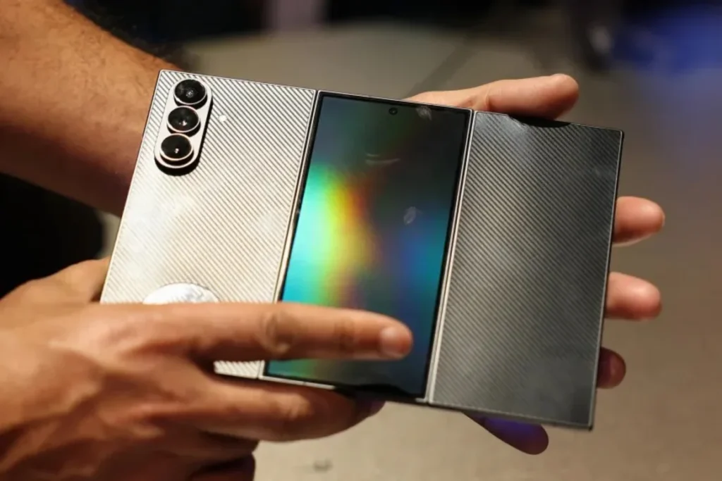 Nuevo smartphone Samsung Galaxy Z TriFold desplegado mostrando su pantalla de tres paneles en el CES.