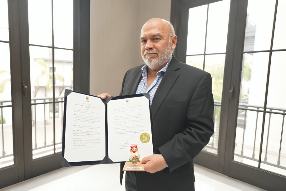 Directivos de Grupo DIFARE reciben condecoración Vicente Rocafuerte de Asamblea Nacional en ceremonia oficial Ecuador 2026