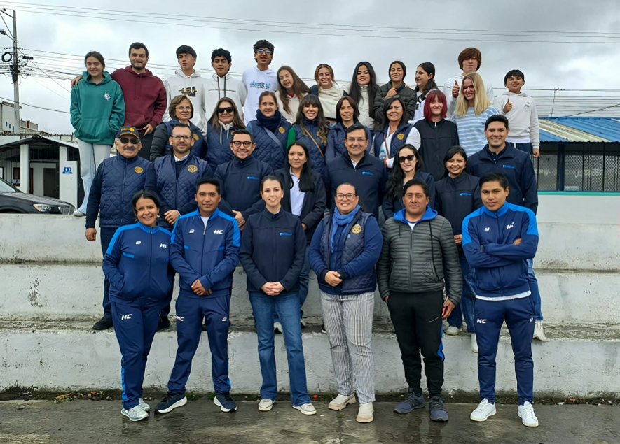 Médicos del Hospital Metropolitano examinan niños durante brigada oftalmología infantil Ecuador en Unidad Educativa Huayna Cápac