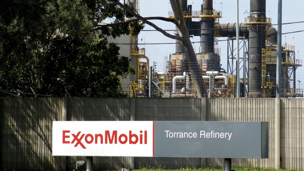 Refinería de ExxonMobil procesando combustibles para exportación a Ecuador en 2026