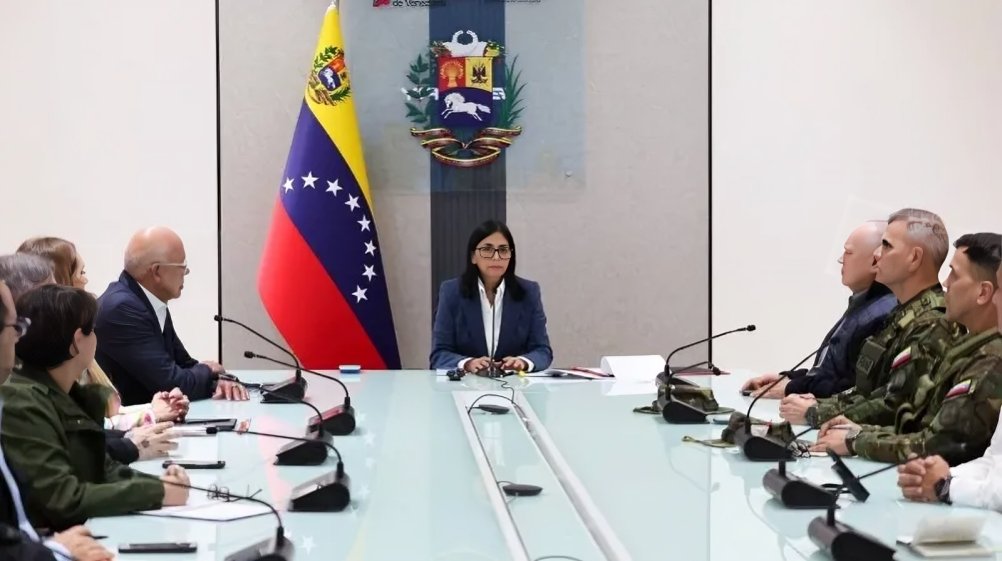 Delcy Rodríguez al centro con funcionarios tras captura de Nicolás Maduro durante operación militar contra dictadura de Venezuela y Cuba