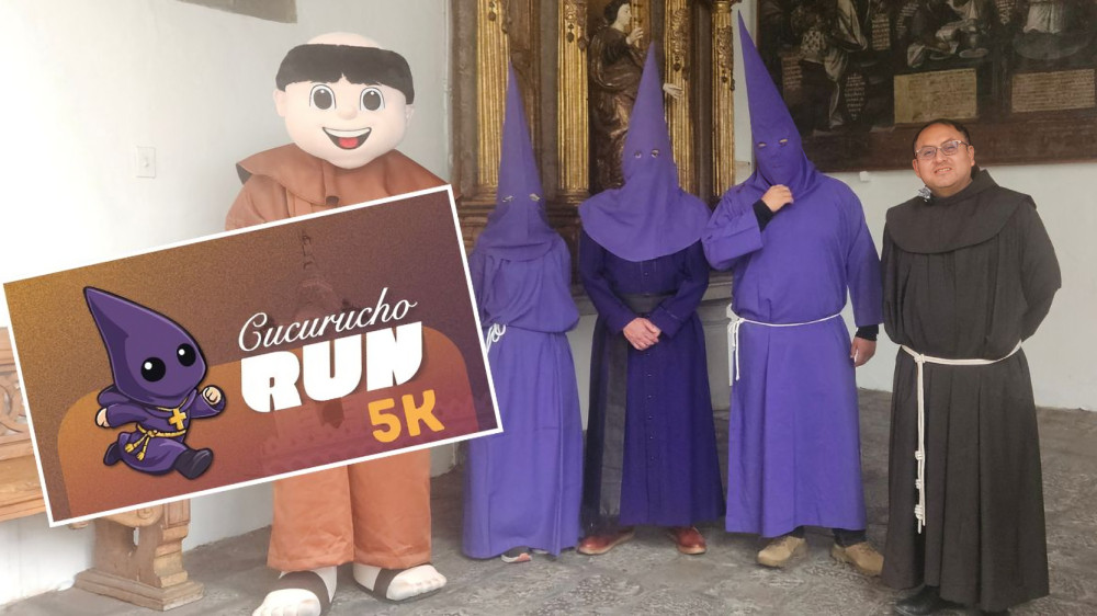Presentación oficial de la Cucurucho Run Semana Santa Quito en el Convento de San Francisco con organizadores y frailes franciscanos
