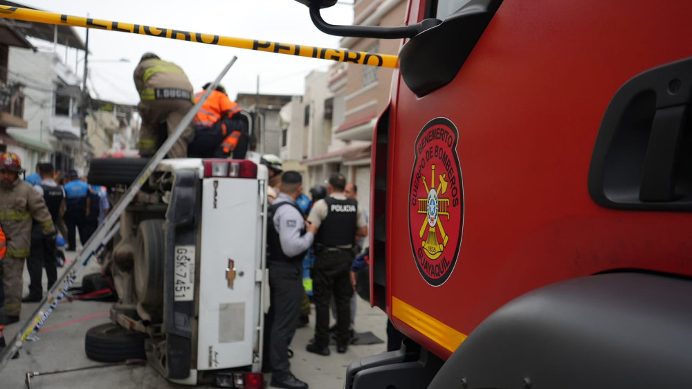 Camioneta volcada en calle de Guayacanes tras accidente de tránsito en Guayaquil reportado por Bomberos el 25 de agosto de 2025