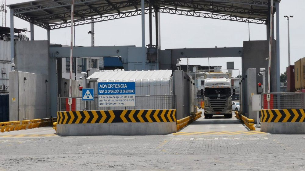 Camión de carga pasando por rayos X en puerto de Guayaquil, control con escáneres portuarios de Ecuador