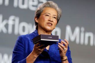 Lisa Su CEO de AMD sostiene procesador Ryzen AI Halo durante presentación CES 2026 inteligencia artificial para 2030 en Las Vegas