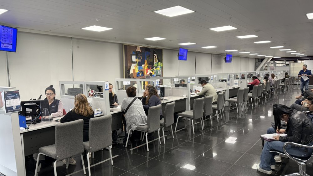 Funcionarios del Biess atienden en oficina durante suspensión temporal de servicios en línea