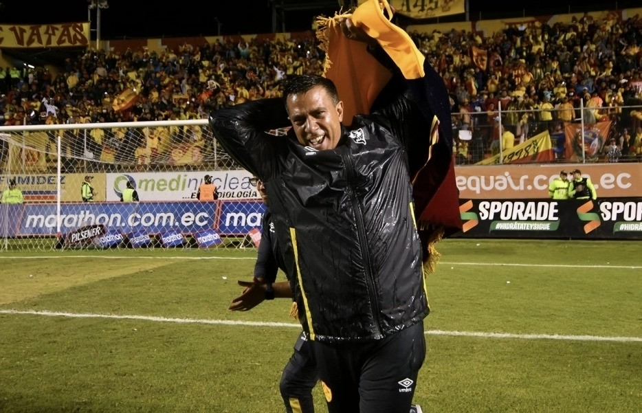 César Farías firma contrato con Barcelona Sporting Club