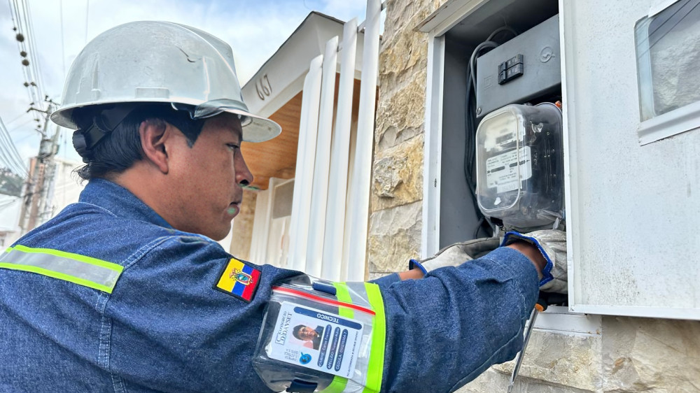 Medidores eléctricos en proceso de revisión por técnicos de la Empresa Eléctrica Quito para reforma legal sector eléctrico Ecuador