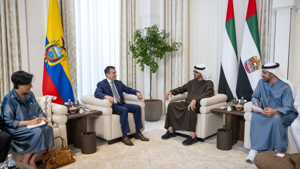 Presidente Daniel Noboa reunido con jeque Mohamed Bin Zayed Al Nahyan discutiendo Tratados Bilaterales de Inversión en Ecuador