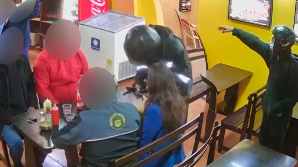 Captura de cámara de seguridad muestra asalto a restaurante en Quito sector La Dammer con delincuentes armados