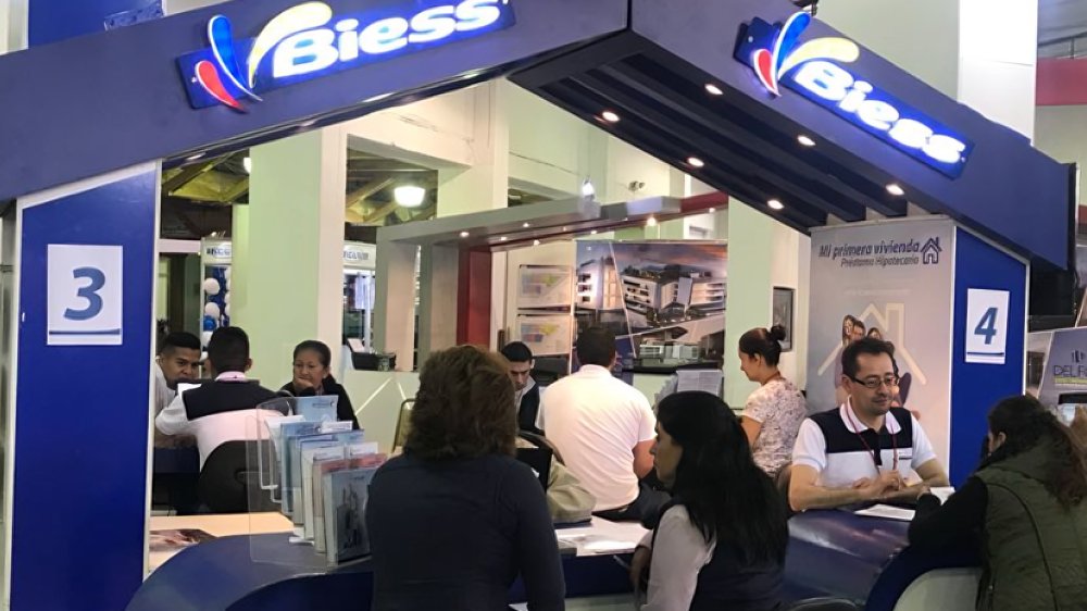 Stand del Biess en feria inmobiliaria con información del préstamo hipotecario Vivienda Premier con tasa del 2,99%