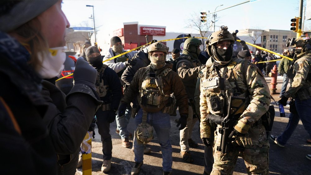 Agentes de ICE durante operativo de redadas de migrantes en Minneapolis Estados Unidos enero 2026