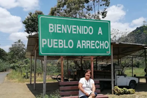 Letrero del recinto Pueblo Arrecho en Manabí Ecuador mostrando toponimia curiosa de la provincia costera ecuatoriana