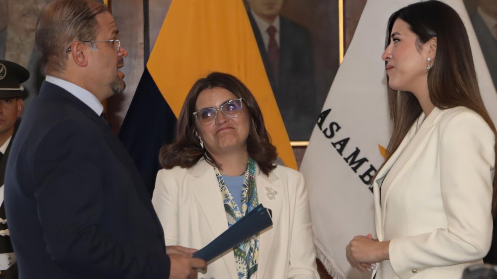 Vicepresidenta María José Pinto y ministro John Reimberg presentan reforma sobre penas de hasta 26 años para reclutamiento de menores en Asamblea Nacional Ecuador