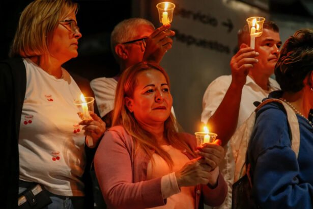 Familiares esperan noticias durante las excarcelaciones de presos políticos en Venezuela frente a un centro de detención