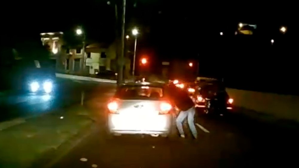 Asalto con bujiazo en Quito registrado en video en la intersección de avenidas Pedro Vicente Maldonado y Sena en enero 2026