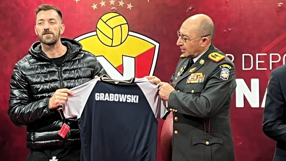 Juan Grabowski nuevo técnico El Nacional posa con camiseta junto al General Ricardo Cajas durante presentación oficial enero 2026