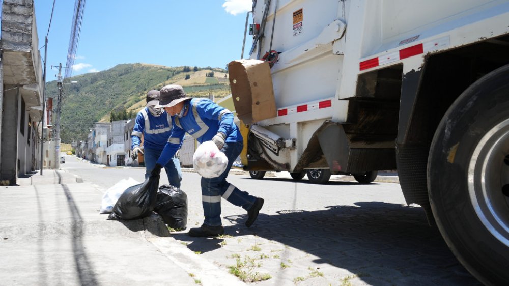 Trabajadores de Emaseo realizando cobro de recolección de basura en Quito durante operativo municipal diciembre 2025