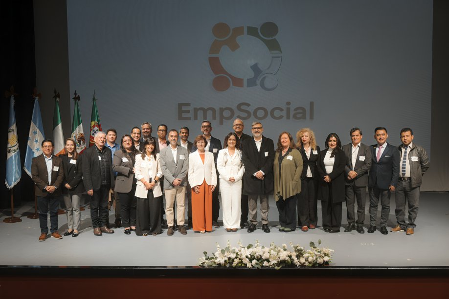 Estudiantes indígenas participando en programa de emprendimiento social en comunidades indígenas financiado por USFQ y Erasmus Plus