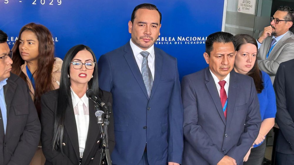 Juan Andrés González del correísmo en rueda de prensa sobre querella presentada por oficialismo en Asamblea Nacional de Ecuador