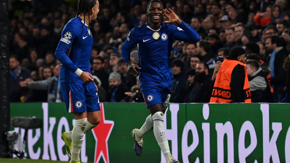 Moisés Caicedo volante ecuatoriano del Chelsea celebra su gol ante Pafos en Champions League enero 2026