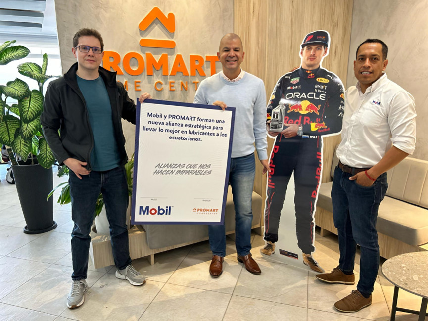 Ejecutivos de Terpel Lubricantes y Promart firmando alianza estratégica con Promart para distribución de lubricantes Mobil en Ecuador