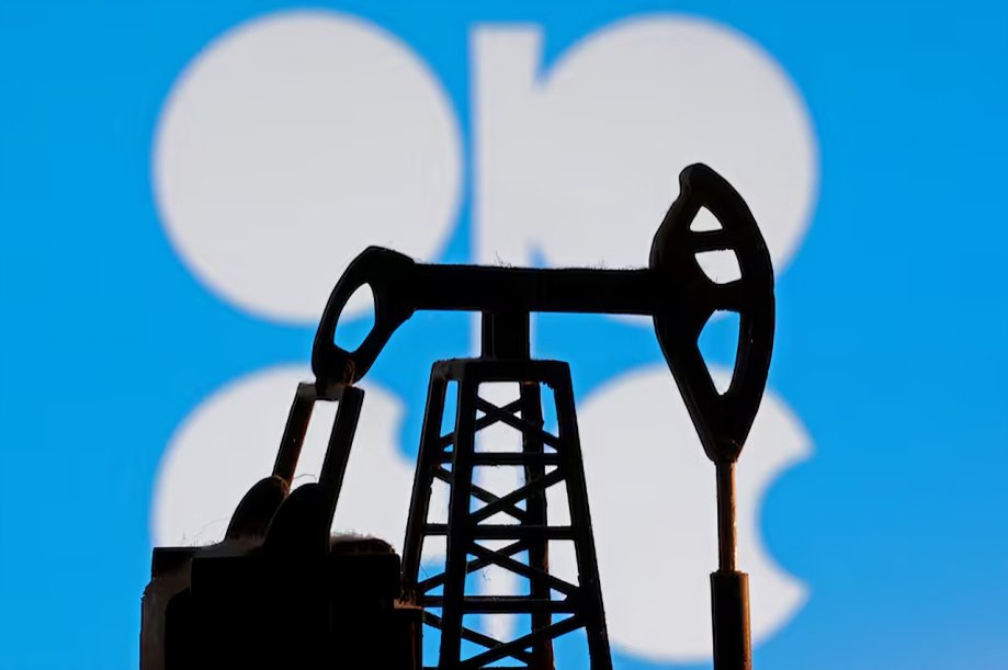 Modelo de bomba petrolera frente al logo de la OPEC ilustrando tensión entre Venezuela permanece en la OPEC bajo control estadounidense