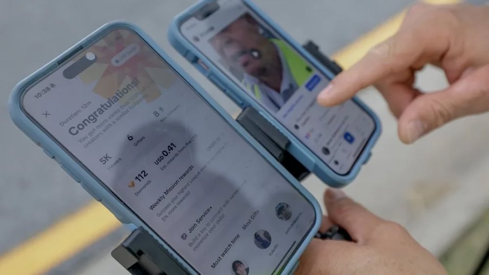 Persona sostiene dos smartphones mostrando aplicaciones de redes sociales abiertas en pantallas relacionado con demandas por adicción digital