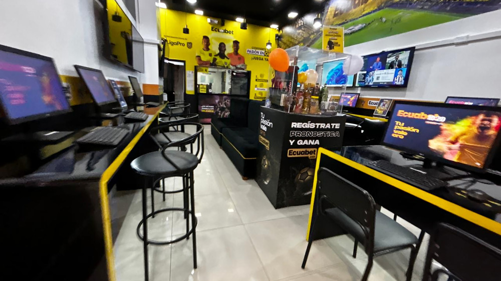 Interior de local comercial de Ecuabet en centro comercial sur Quito donde operan dueños de la casa de apuestas