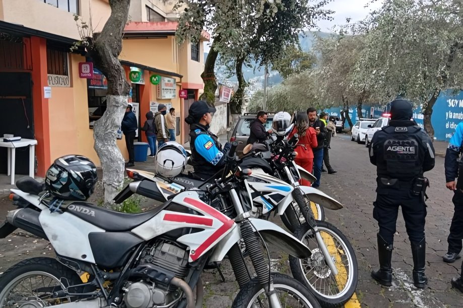 Edificio del Municipio de Quito con bandera ecuatoriana relacionado con ejecución presupuestaria en seguridad en Quito 2025