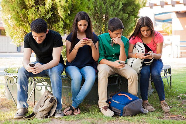 Informe francés advierte que las redes sociales dañan la salud mental de los adolescentes
