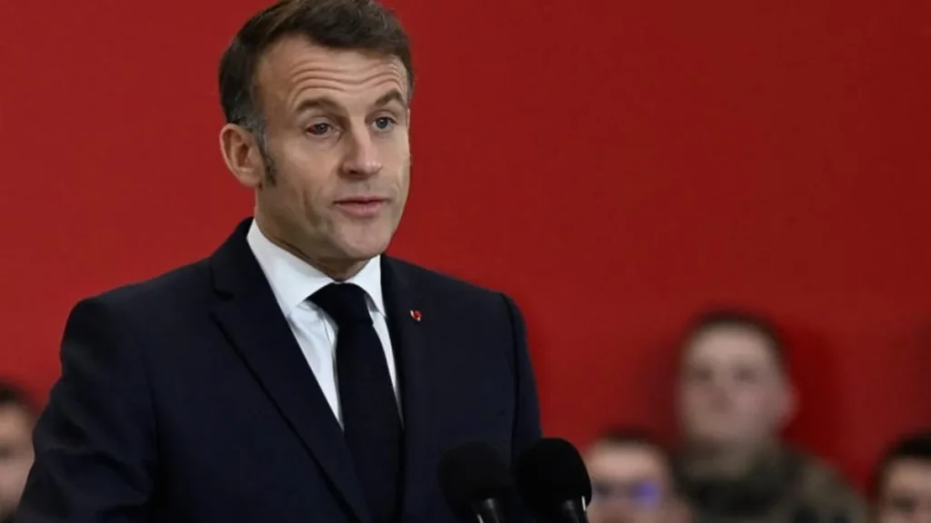Emmanuel Macron con gafas de sol debido a un problema de salud ocular por derrame subconjuntival
