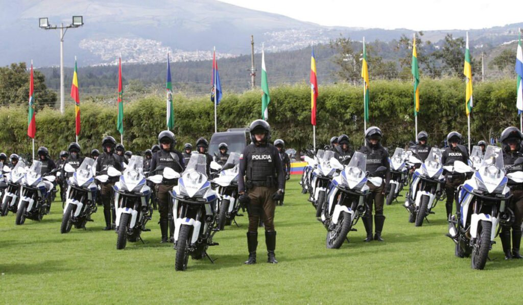 Policías reciben radios y motos de última generación durante acto oficial en Quito